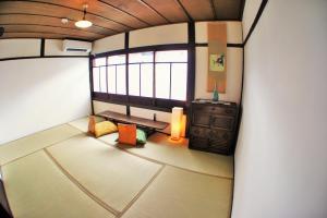 una vista aérea de una habitación con ventana en Guesthouse Kioto, en Kioto