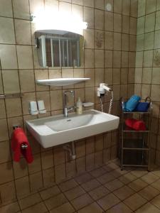 y baño con lavabo blanco y espejo. en Haus Astrid-Christoph, en Finkenberg