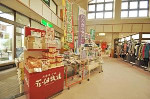 日式旅馆内部或周边的超市或其他商店