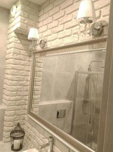 La salle de bains est pourvue d'une douche et d'un miroir. dans l'établissement Przystań, à Ostróda