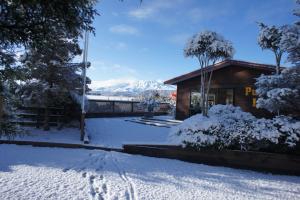 國家公園的住宿－Holiday Chalet，一座被雪覆盖的建筑,背景是一座山