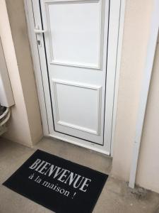 - un tapis de bienvenue devant une porte dans l'établissement BEAU STUDIO CLIMATISE Rive Gauche, à Palavas-les-Flots