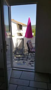 Ein Balkon oder eine Terrasse in der Unterkunft Apartments Knežević