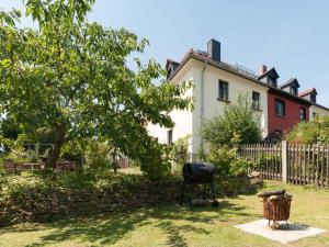 a house with a grill in front of a yard at Gastezimmer Richter in Dresden