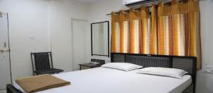 Postel nebo postele na pokoji v ubytování Anand Mahal Hotel