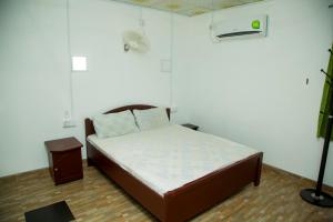 Llit o llits en una habitació de Nirmaa Shadow Inn