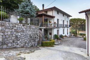 una pared de piedra junto a una casa en Agriturismo La Valle degli Ulivi, en Trecchina