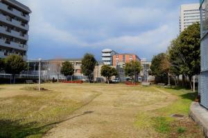 大阪市にあるぴーすはうす阿倍野の建物が立ち並ぶ街の空っぽの公園