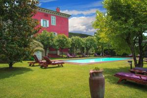 a house with a swimming pool in the yard at Villa Cassia di Baccano in San Giustino Valdarno