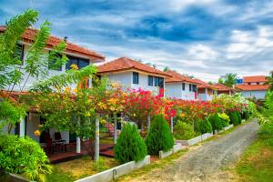 Un jardín fuera de Nirmaa Shadow Inn 10 fotos más