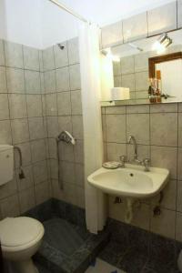 een badkamer met een toilet en een wastafel bij Atlantis Hotel in Myrties