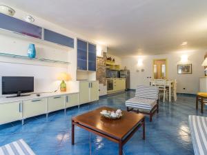 カルロフォルテにあるCasa Taccarossaの広いリビングルーム(テーブル、テレビ付)