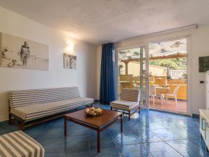 カルロフォルテにあるCasa Taccarossaのリビングルーム(ベッド2台、テーブル付)