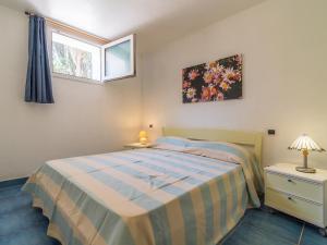 カルロフォルテにあるCasa Taccarossaの小さなベッドルーム(ベッド1台、窓付)
