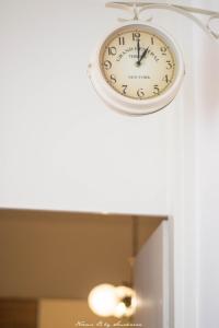 zegar wiszący na suficie pokoju w obiekcie Monsignor Apartments w Splicie