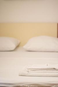 Łóżko lub łóżka w pokoju w obiekcie Monsignor Apartments