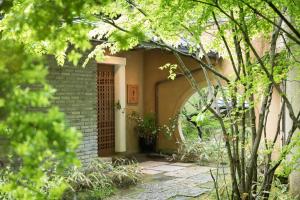 an entrance to a brick house with a door at Ikkoten in Yufu