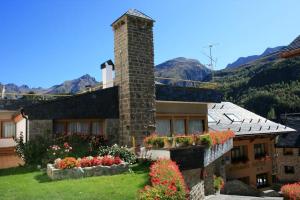 una casa con flores a un lado. en Hotel Escalar, en Panticosa