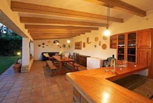 Un restaurante o sitio para comer en Casa Rural Els Pins