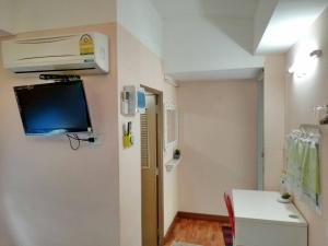 TV a/nebo společenská místnost v ubytování Phloenlom Chomdao