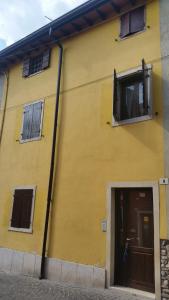 コラ・ディ・ラツィーゼにあるDai Stefaniの窓と扉のある黄色い建物
