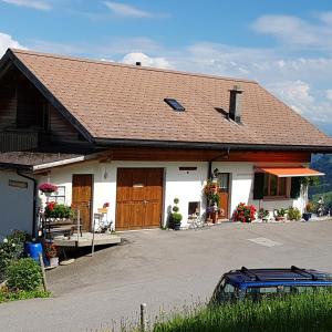 ein Haus mit einem davor geparkt in der Unterkunft Schwendihof in Flumserberg