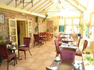 A restaurant or other place to eat at Arundel Park Hotel