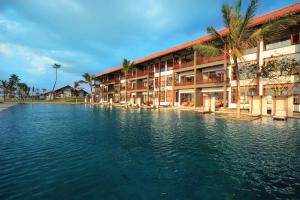 una piscina frente a un complejo en Anantaya Resort & Spa Chilaw, en Chilaw