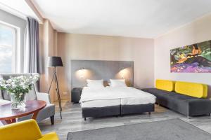 a hotel room with a bed and a couch at Hotel Kaliski in Słubice