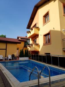 uma piscina em frente a um edifício em Family Hotel Dalia em Velingrad