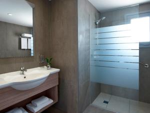 普罗塔拉斯Louis St. Elias Resort & Waterpark的带水槽和淋浴的浴室