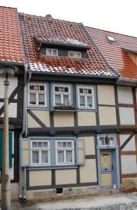 an old house with a blue door and windows at Das Ferienhaus in Quedlinburg