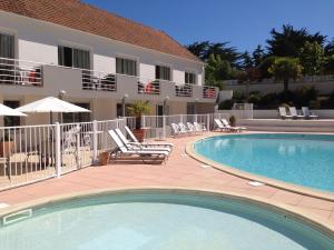 a swimming pool in front of a hotel at Résid'Azur in Saint-Jean-de-Monts