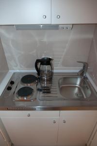 uma chaleira de chá em cima de um fogão de cozinha em Apartments Zoro em Dubrovnik