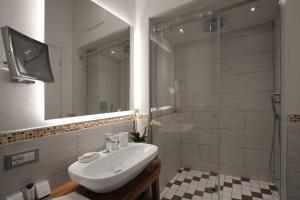 een badkamer met een witte wastafel en een douche bij Casa Thiele alla Signoria in Florence