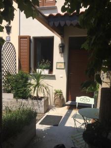 a house with a bench in front of a door at B&B Il Rustico in Turate