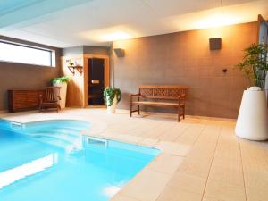 Luxurious Holiday Home in Profondeville Ardennes في Bois-de-Villers: حمام سباحة كبير مع مقعد في الغرفة