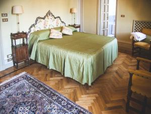 Postel nebo postele na pokoji v ubytování Castello Di Mornico Losana