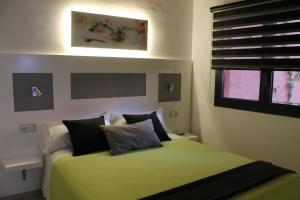 A bed or beds in a room at Apartaments y Habitacions Entre Volcans