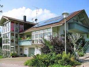 una casa con pannelli solari su un lato di essa di Apartment in Goggersreut mit Terrasse a Röhrnbach