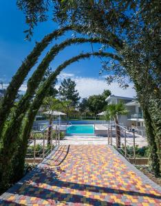 um arco sobre uma piscina num resort em The Elegant Apartments em Pefkari