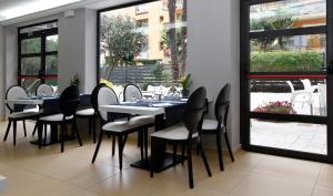 Reštaurácia alebo iné gastronomické zariadenie v ubytovaní Summer Hotel