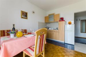 Kuchyň nebo kuchyňský kout v ubytování Apartment in Novi Vinodolski 15308