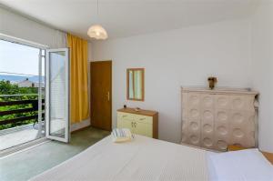 Postel nebo postele na pokoji v ubytování Apartment in Novi Vinodolski 15308