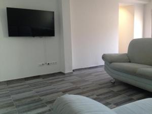 Televízia a/alebo spoločenská miestnosť v ubytovaní Chill Out Beach Apartments