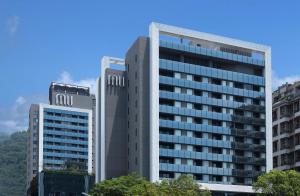 礁溪鄉的住宿－礁溪寒沐酒店，一座高大的建筑,两座高大的建筑