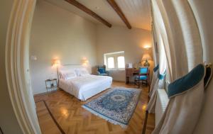 Postel nebo postele na pokoji v ubytování Castello Di Mornico Losana