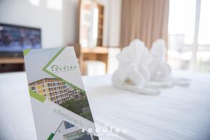 widok na pokój hotelowy ze zdjęciem budynku w obiekcie Happy Home w mieście Ratchaburi