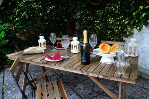 ヴェネツィアにあるLa Maisonette et son Jardinの木製テーブル(ワイングラス付)