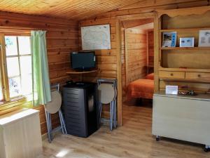TV a/nebo společenská místnost v ubytování Cabañas de Madera Sanabria